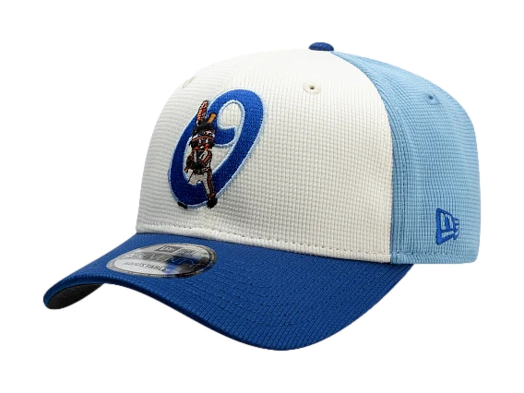 Gorra New Era tricolor en azul oscuro, blanco y azul claro con logotipo bordado al frente y visera curva.