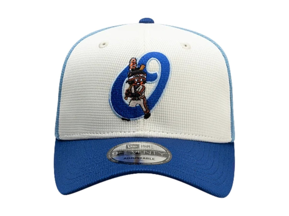 Gorra New Era tricolor en azul oscuro, blanco y azul claro con logotipo bordado al frente y visera curva.