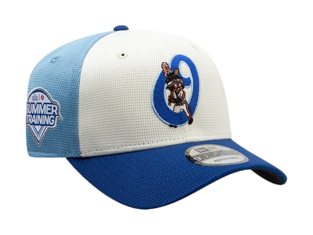 Gorra New Era tricolor en azul oscuro, blanco y azul claro con logotipo bordado al frente y visera curva.