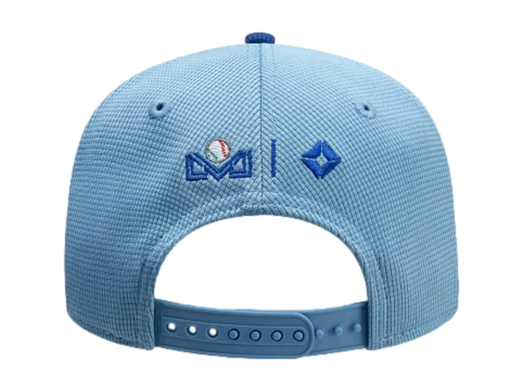 Gorra New Era tricolor en azul oscuro, blanco y azul claro con logotipo bordado al frente y visera curva.