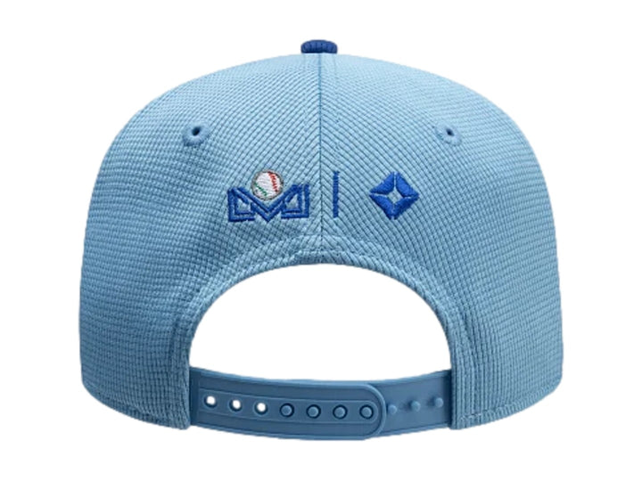 Gorra New Era tricolor en azul oscuro, blanco y azul claro con logotipo bordado al frente y visera curva.