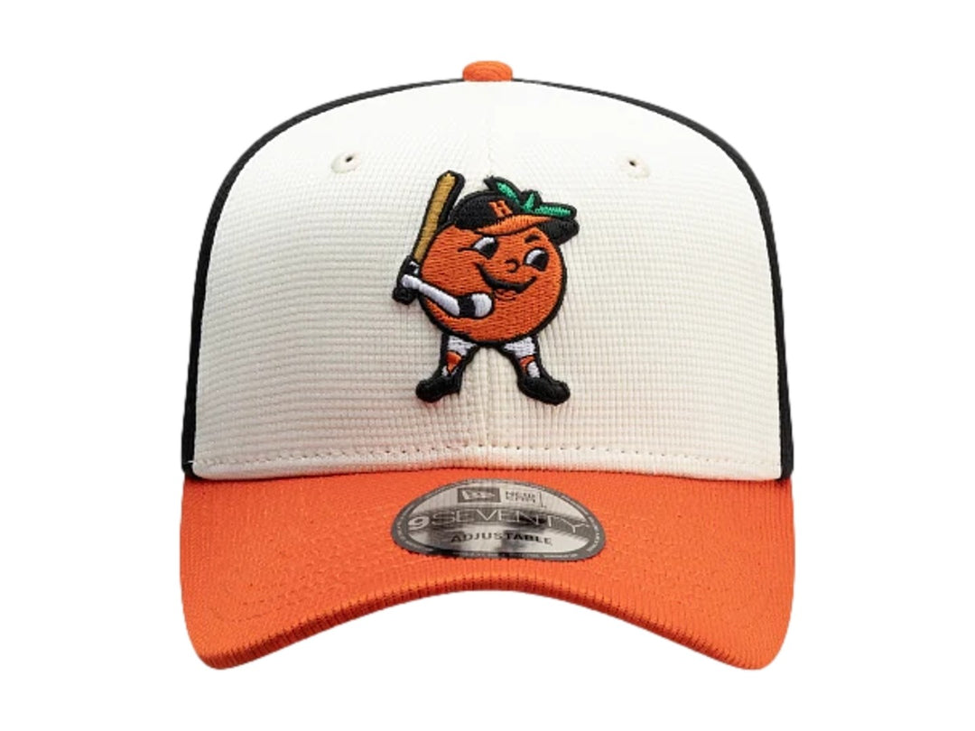 Gorra New Era tricolor en negro, blanco y naranja con bordado de personaje en el frente.