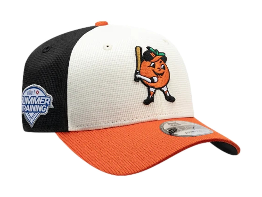 Gorra New Era tricolor en negro, blanco y naranja con bordado de personaje en el frente.