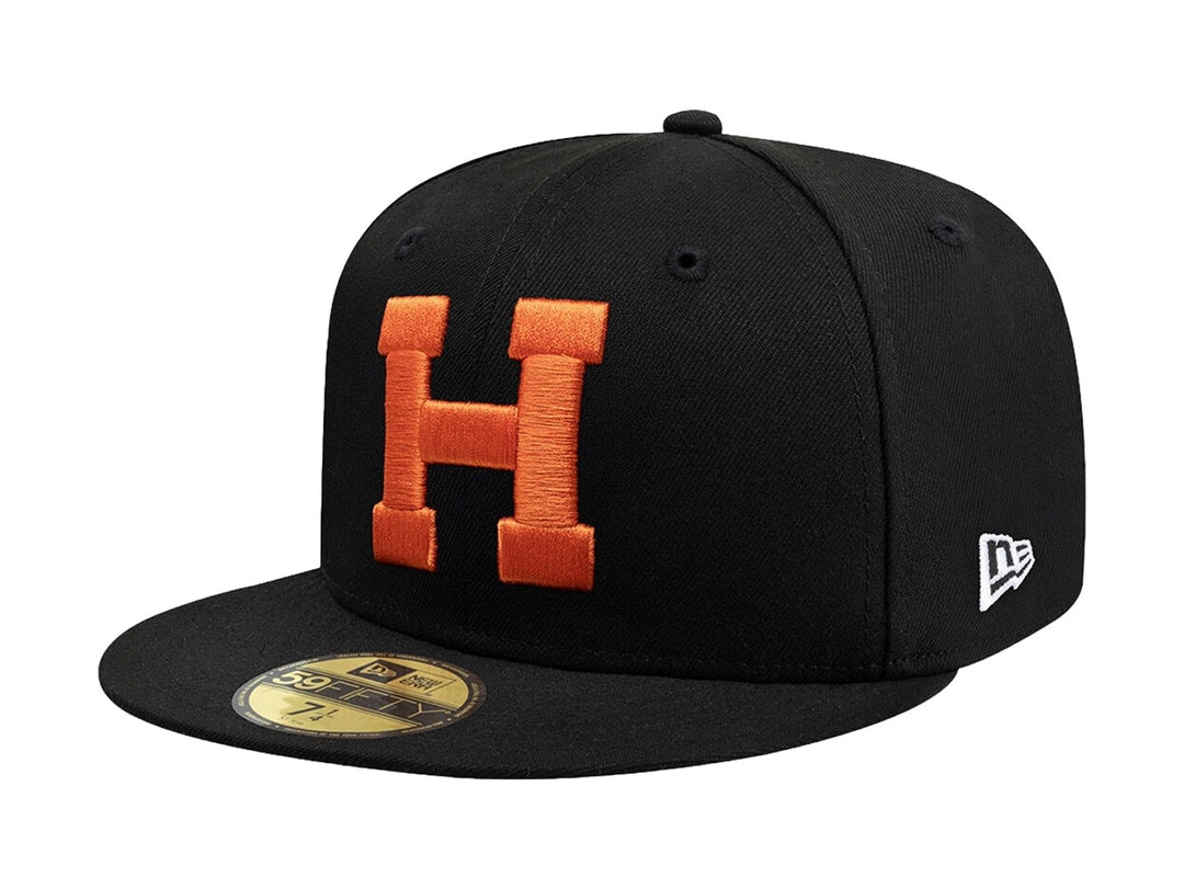 Gorra New Era 59Fifty color negro con letra H bordada en color naranja en el frente y visera plana.