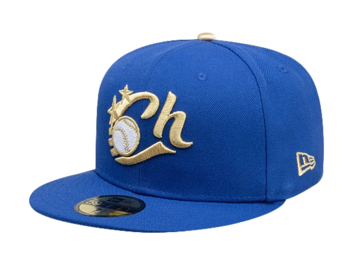 Gorra New Era 59FIFTY color azul con logotipo bordado en dorado y blanco en el frente y visera plana.