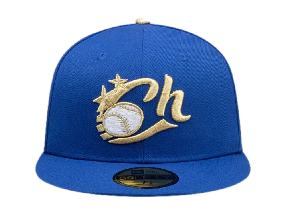 Gorra New Era 59FIFTY color azul con logotipo bordado en dorado y blanco en el frente y visera plana.