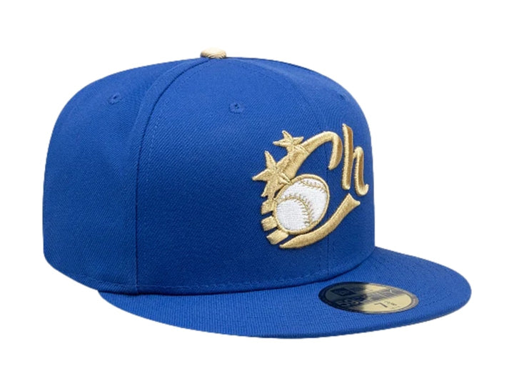 Gorra New Era 59FIFTY color azul con logotipo bordado en dorado y blanco en el frente y visera plana.