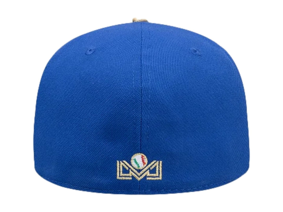 Gorra New Era 59FIFTY color azul con logotipo bordado en dorado y blanco en el frente y visera plana.