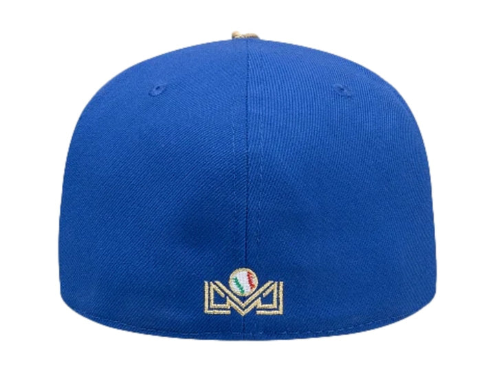 Gorra New Era 59FIFTY color azul con logotipo bordado en dorado y blanco en el frente y visera plana.