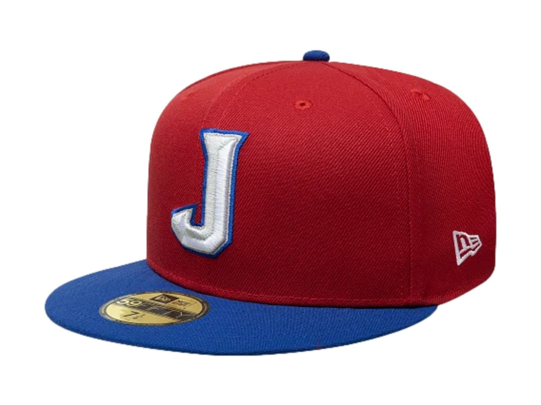 Gorra New Era 59FIFTY con corona roja, visera azul y letra J bordada en blanco y azul en el frente.