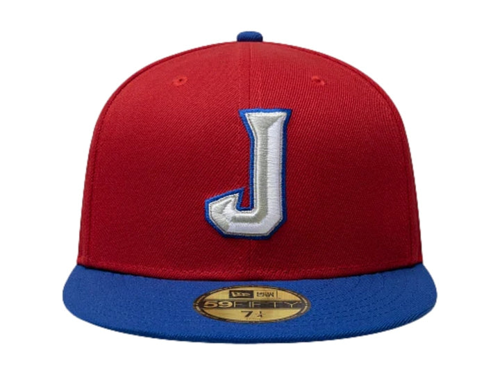 Gorra New Era 59FIFTY con corona roja, visera azul y letra J bordada en blanco y azul en el frente.