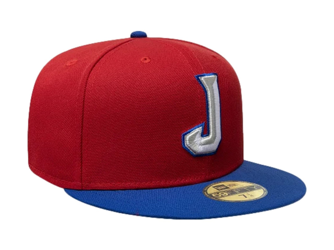 Gorra New Era 59FIFTY con corona roja, visera azul y letra J bordada en blanco y azul en el frente.