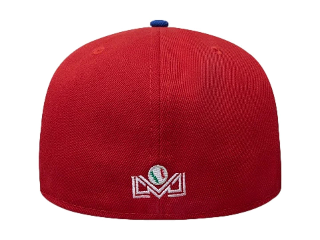 Gorra New Era 59FIFTY con corona roja, visera azul y letra J bordada en blanco y azul en el frente.