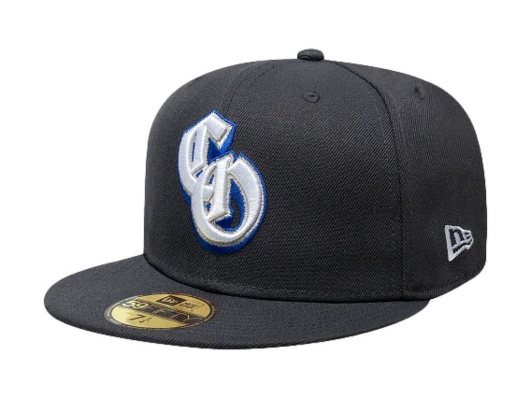 Gorra New Era 59FIFTY color azul oscuro con logotipo bordado en blanco y azul en el frente y visera plana.