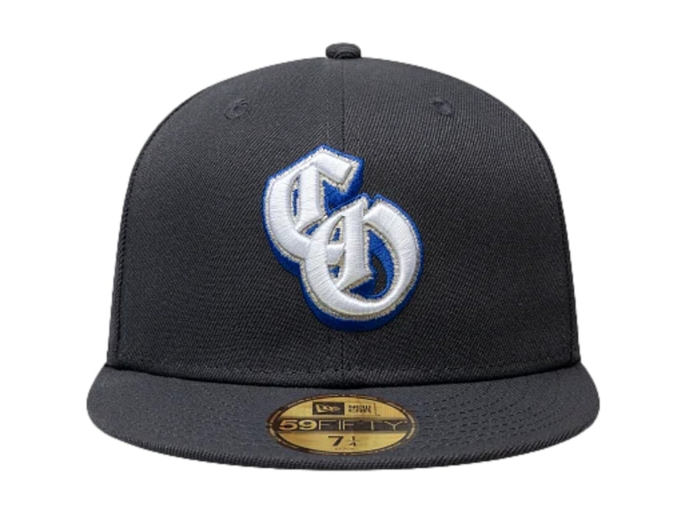 Gorra New Era 59FIFTY color azul oscuro con logotipo bordado en blanco y azul en el frente y visera plana.