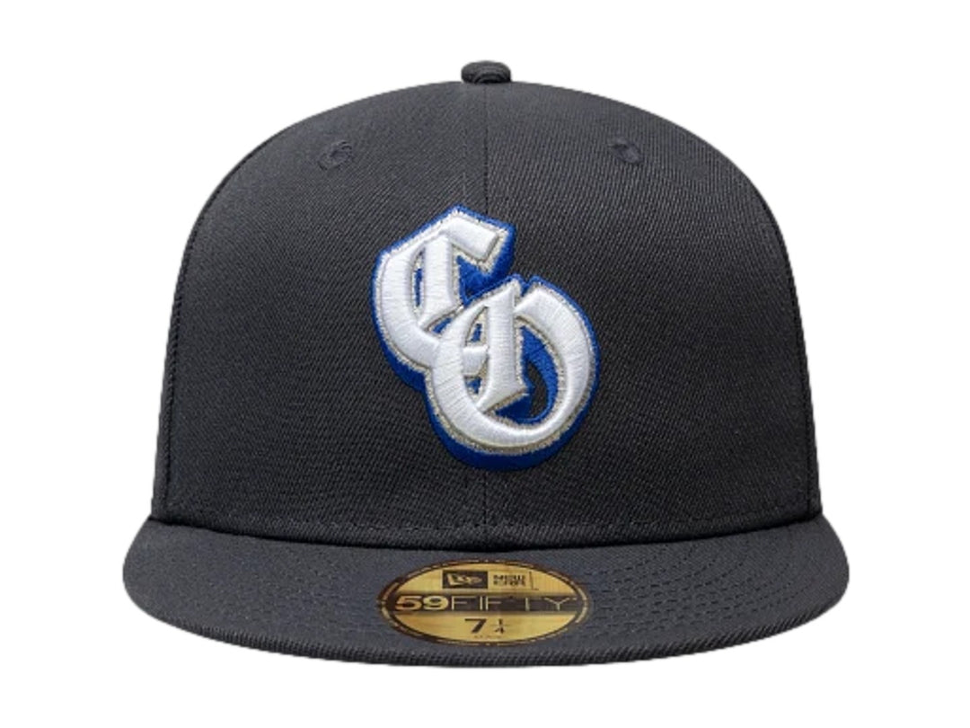 Gorra New Era 59FIFTY color azul oscuro con logotipo bordado en blanco y azul en el frente y visera plana.