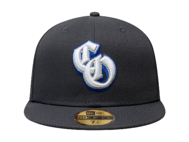 Gorra New Era 59FIFTY color azul oscuro con logotipo bordado en blanco y azul en el frente y visera plana.