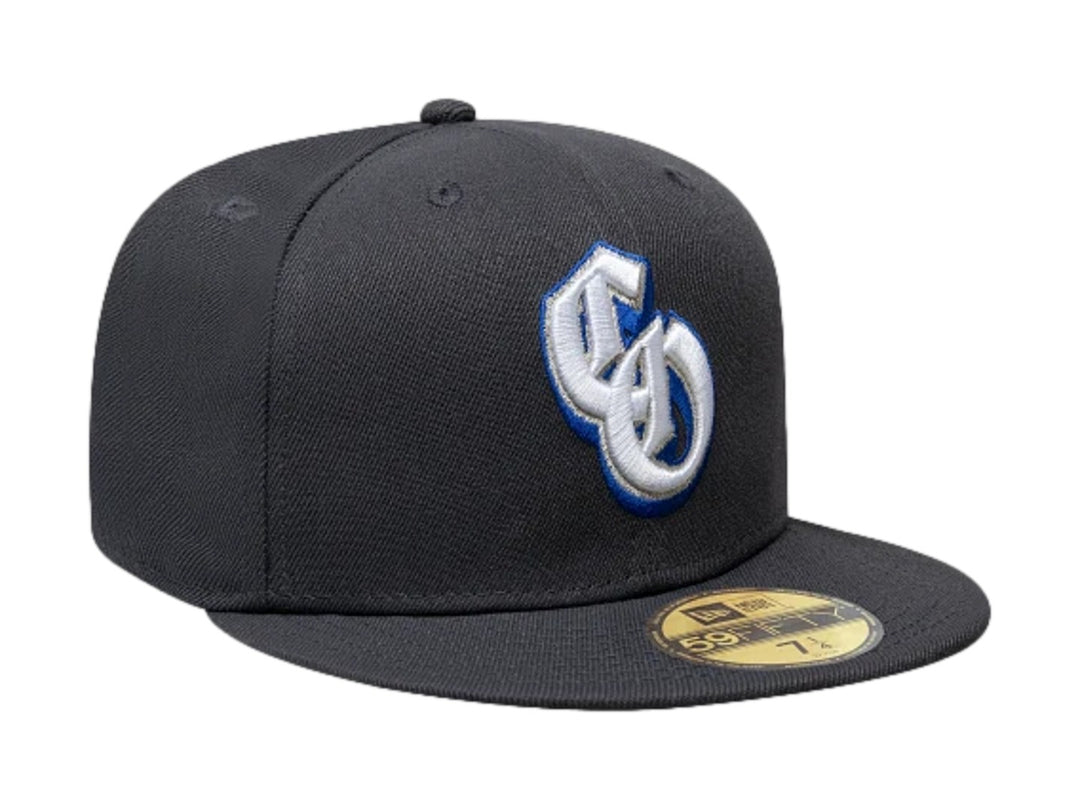 Gorra New Era 59FIFTY color azul oscuro con logotipo bordado en blanco y azul en el frente y visera plana.