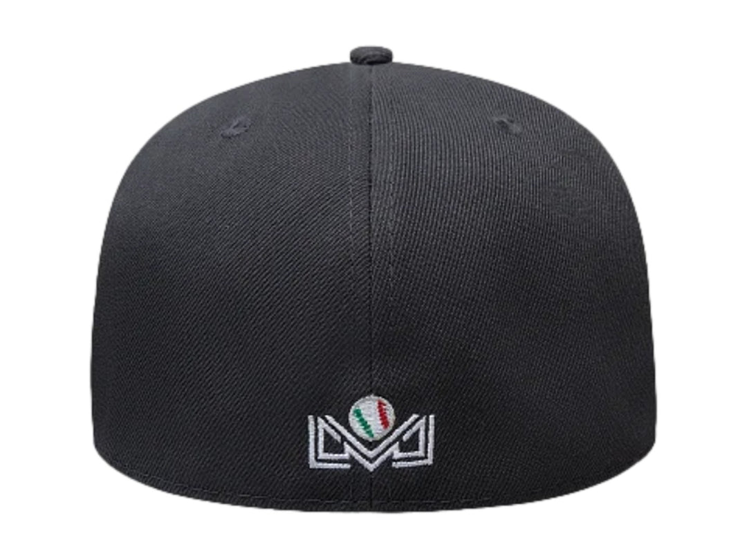 Gorra New Era 59FIFTY color azul oscuro con logotipo bordado en blanco y azul en el frente y visera plana.