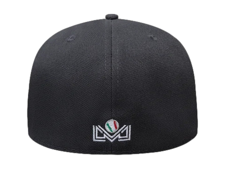 Gorra New Era 59FIFTY color azul oscuro con logotipo bordado en blanco y azul en el frente y visera plana.
