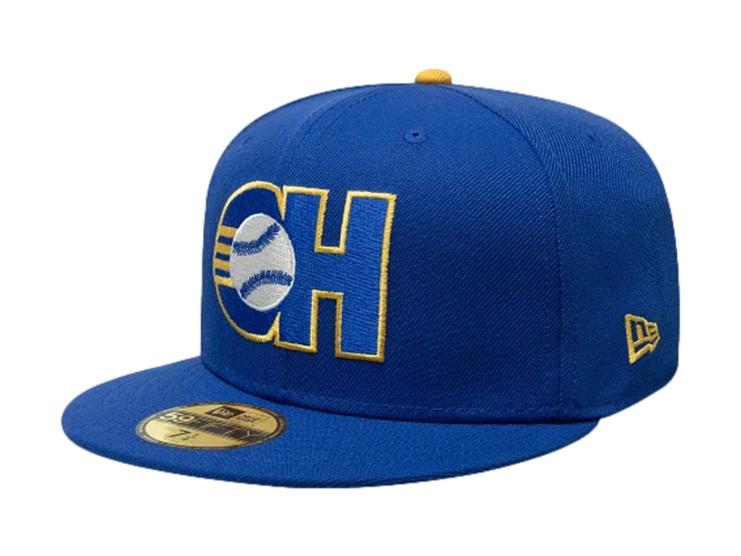 Gorra New Era 59FIFTY color azul con logotipo bordado CH y una pelota de béisbol en el frente.