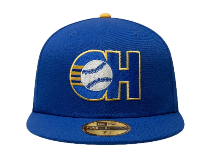 Gorra New Era 59FIFTY color azul con logotipo bordado CH y una pelota de béisbol en el frente.