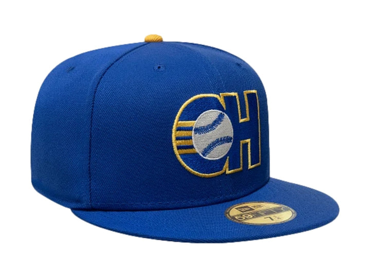 Gorra New Era 59FIFTY color azul con logotipo bordado CH y una pelota de béisbol en el frente.