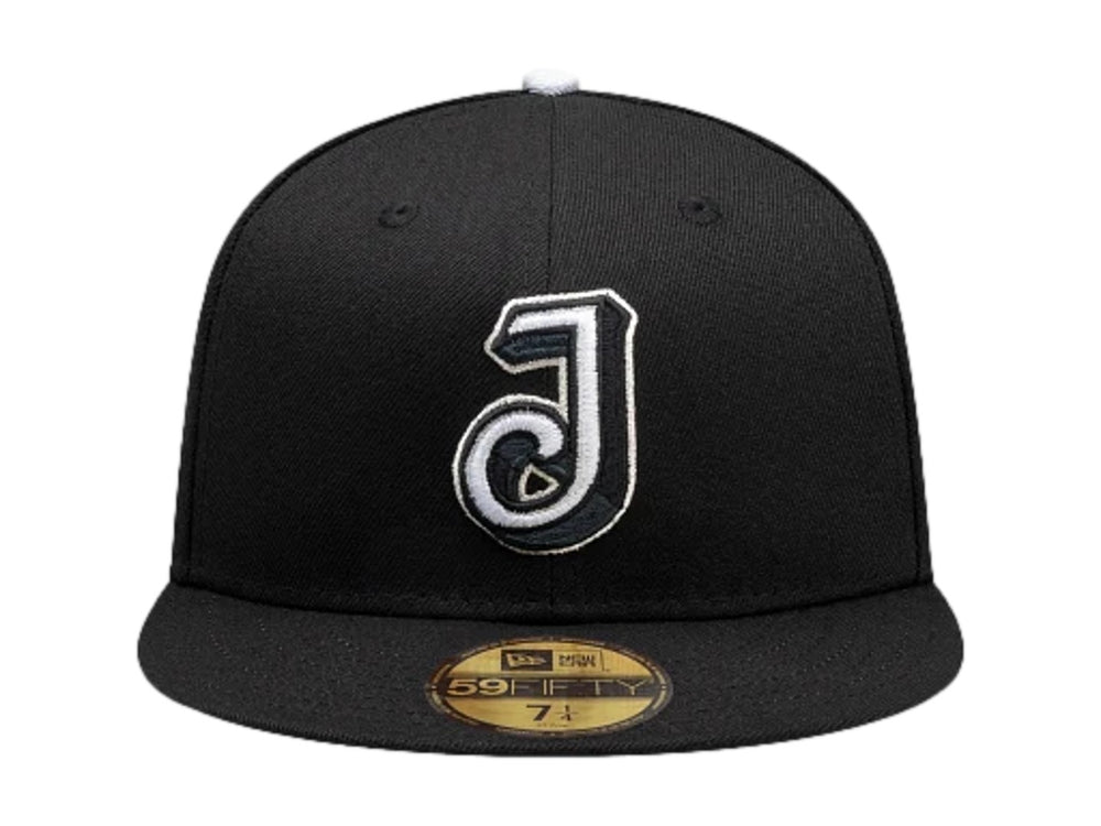 Gorra New Era 59FIFTY color azul oscuro con visera plana y letra J bordada en el frente.