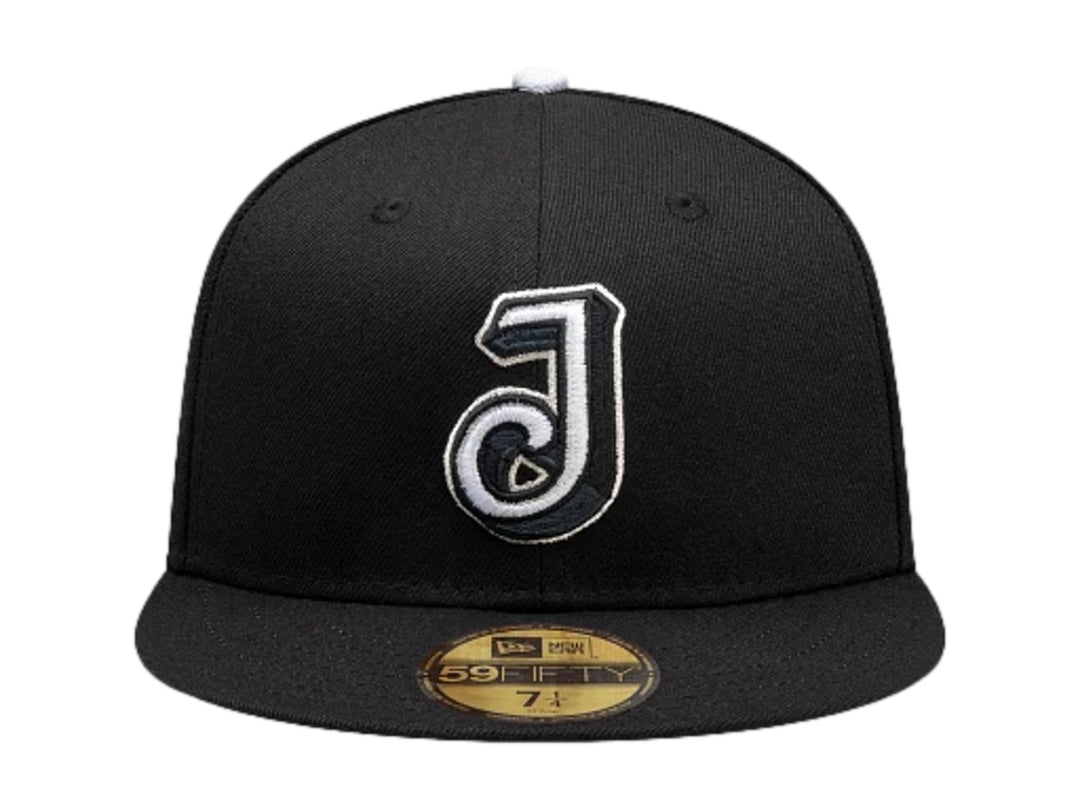 Gorra New Era 59FIFTY color azul oscuro con visera plana y letra J bordada en el frente.