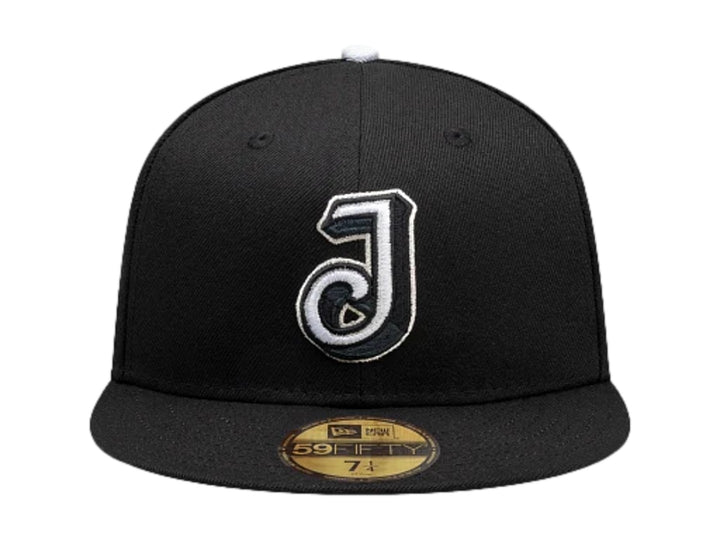 Gorra New Era 59FIFTY color azul oscuro con visera plana y letra J bordada en el frente.