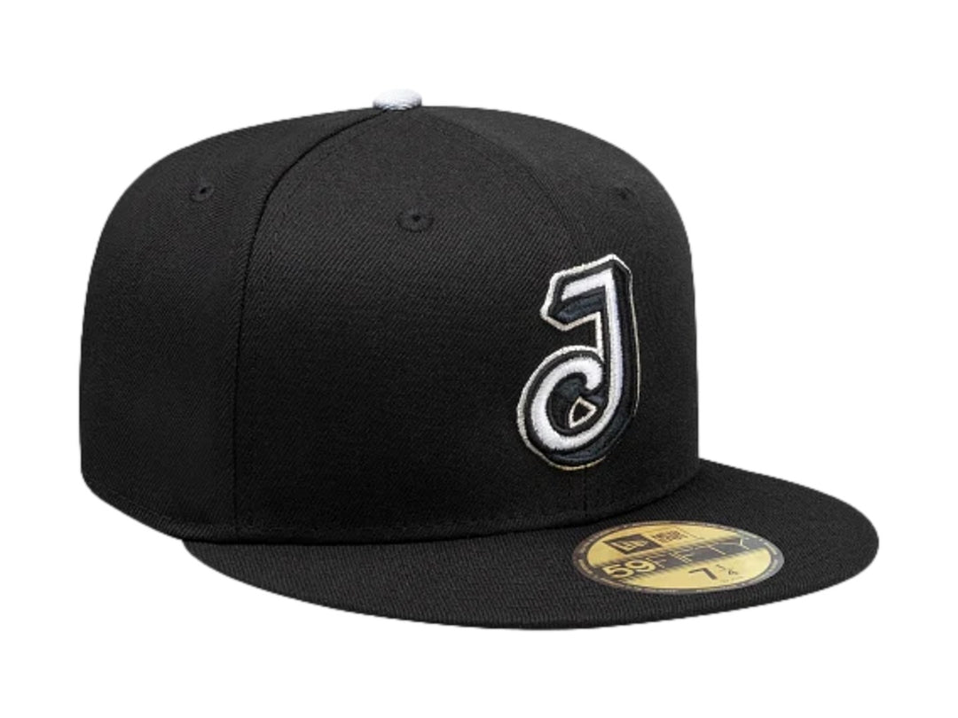 Gorra New Era 59FIFTY color azul oscuro con visera plana y letra J bordada en el frente.