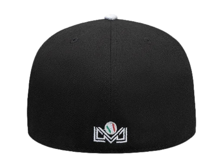 Gorra New Era 59FIFTY color azul oscuro con visera plana y letra J bordada en el frente.