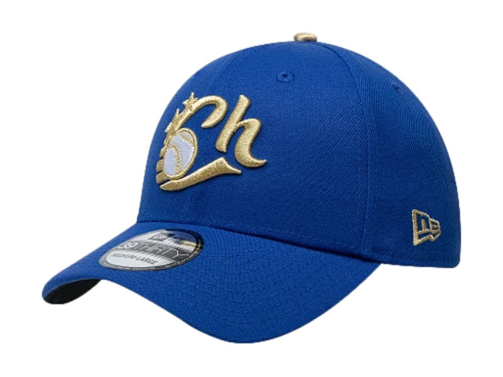 Gorra New Era 39Thirty color azul con logotipo bordado en dorado y blanco en el frente.