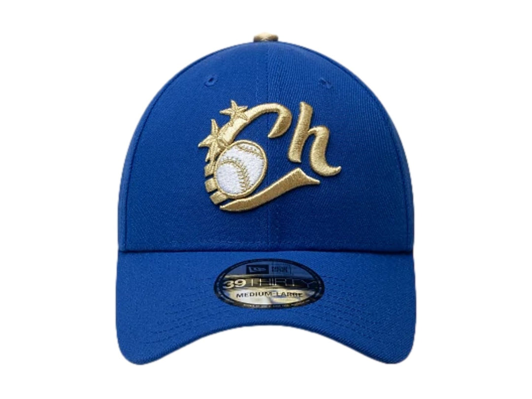 Gorra New Era 39Thirty color azul con logotipo bordado en dorado y blanco en el frente.