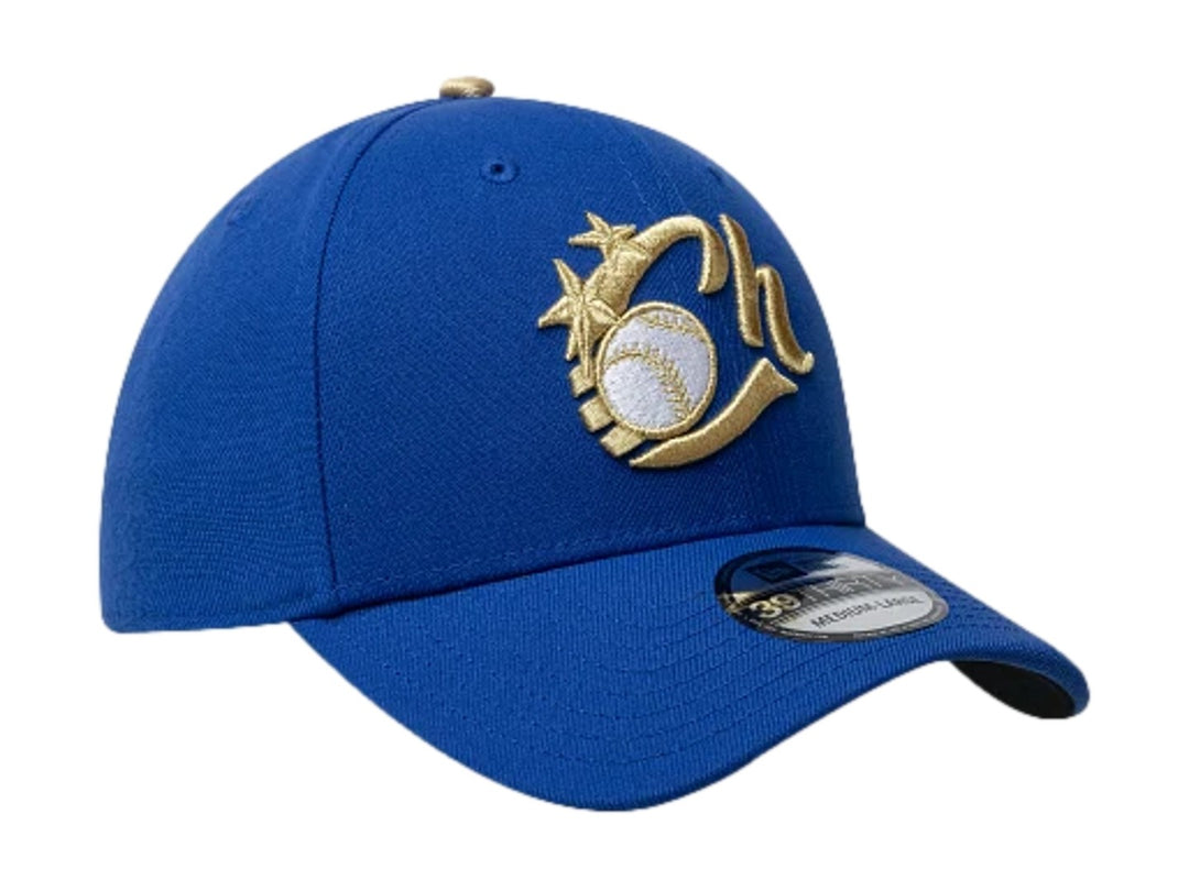 Gorra New Era 39Thirty color azul con logotipo bordado en dorado y blanco en el frente.