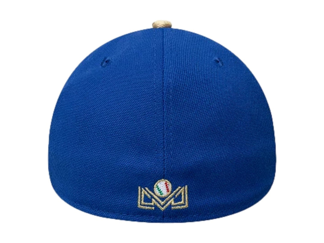 Gorra New Era 39Thirty color azul con logotipo bordado en dorado y blanco en el frente.