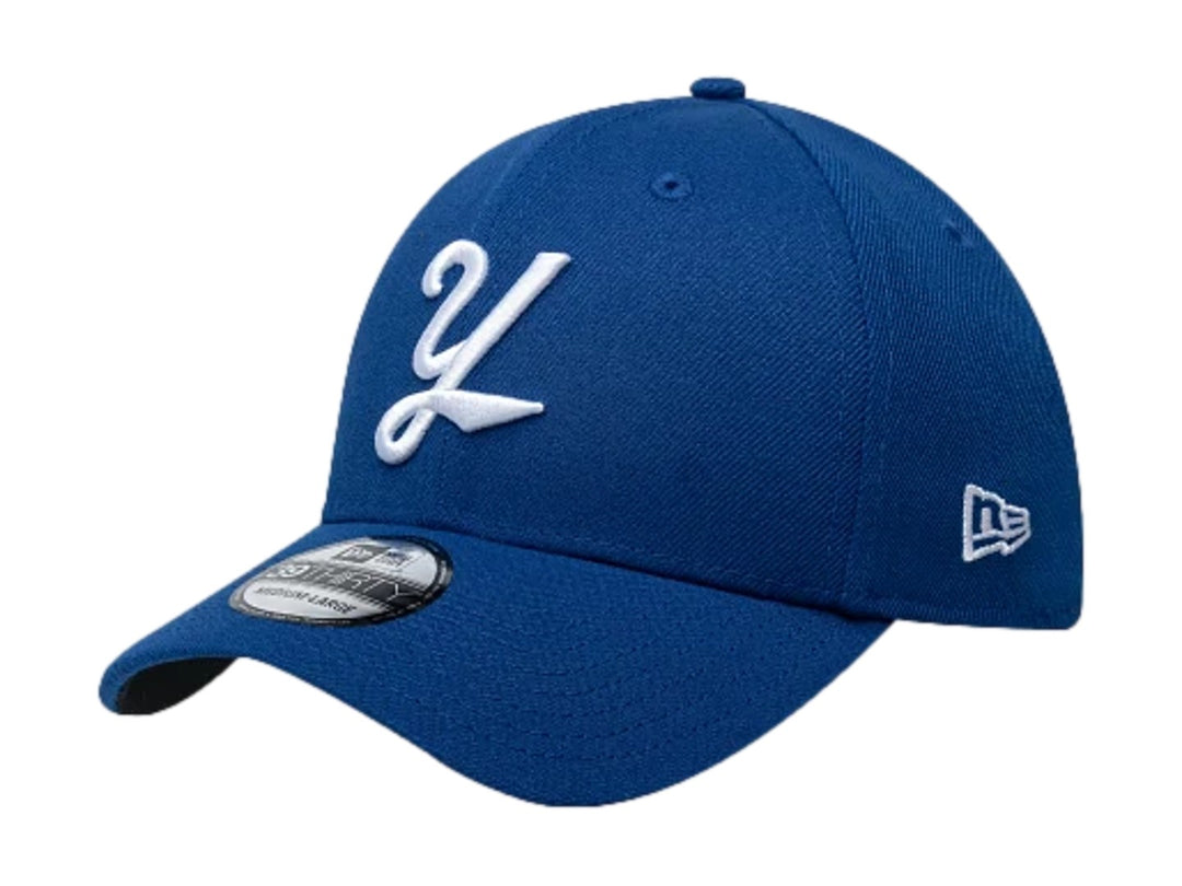 Gorra de béisbol New Era color azul con logotipo blanco bordado al frente y visera curva.