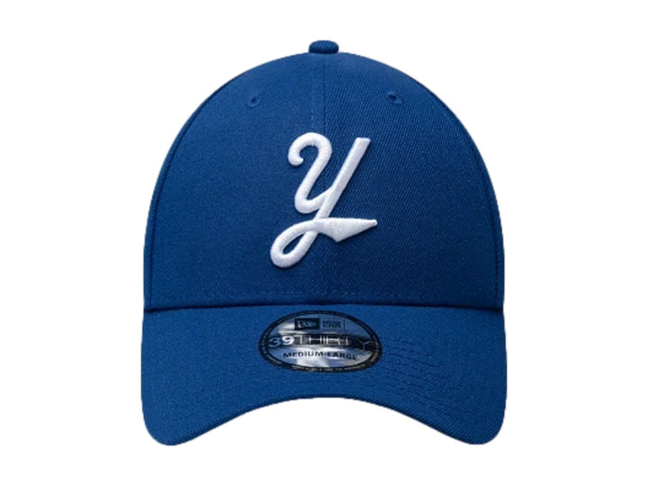Gorra de béisbol New Era color azul con logotipo blanco bordado al frente y visera curva.