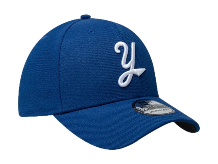 Gorra de béisbol New Era color azul con logotipo blanco bordado al frente y visera curva.