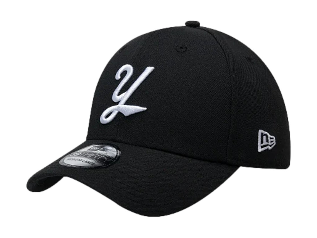 Gorra New Era color negro con logotipo blanco bordado al frente y lateral, visera curva y ajuste 39THIRTY.