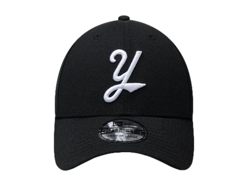Gorra New Era color negro con logotipo blanco bordado al frente y lateral, visera curva y ajuste 39THIRTY.