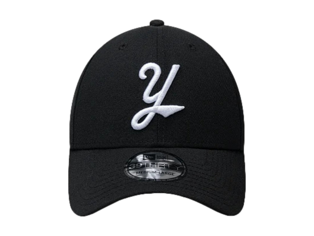 Gorra New Era color negro con logotipo blanco bordado al frente y lateral, visera curva y ajuste 39THIRTY.
