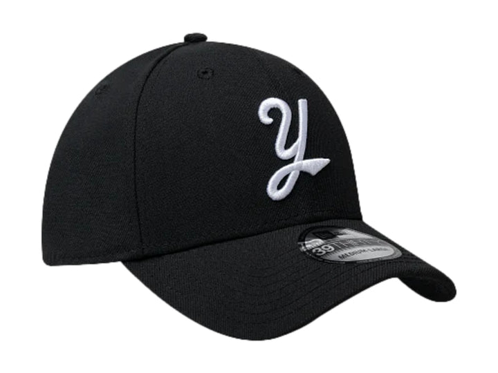 Gorra New Era color negro con logotipo blanco bordado al frente y lateral, visera curva y ajuste 39THIRTY.