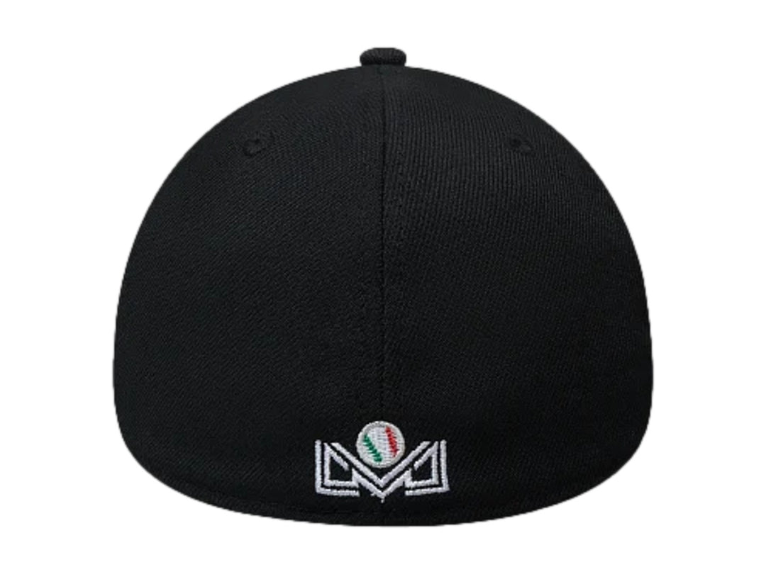 Gorra New Era color negro con logotipo blanco bordado al frente y lateral, visera curva y ajuste 39THIRTY.