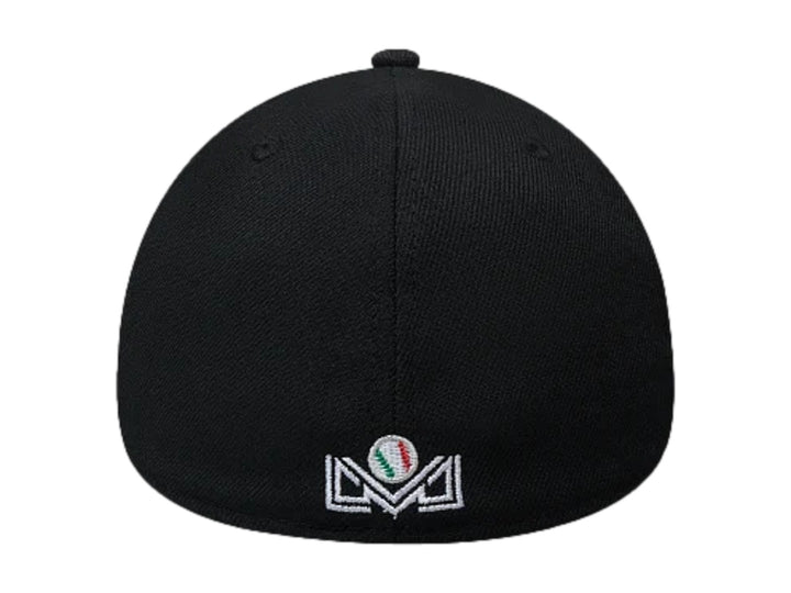 Gorra New Era color negro con logotipo blanco bordado al frente y lateral, visera curva y ajuste 39THIRTY.