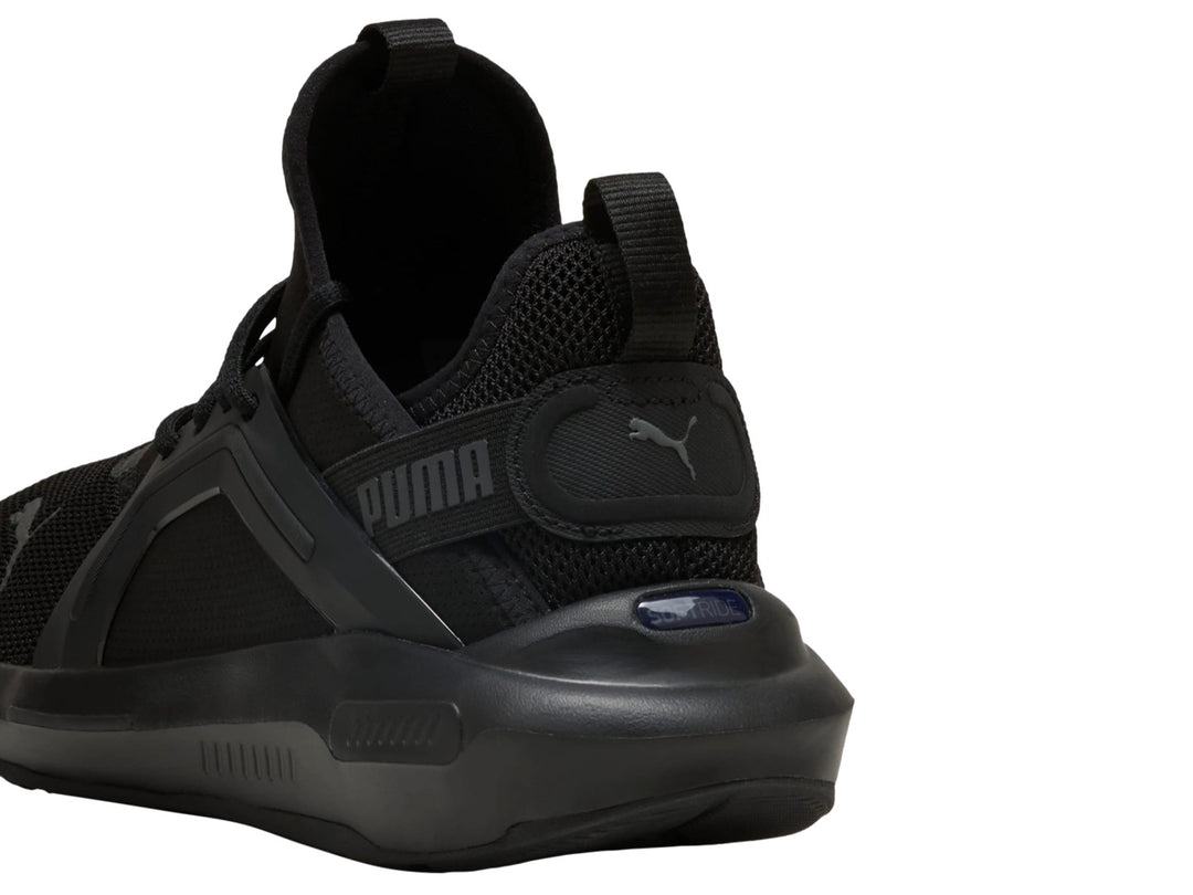 Tenis PUMA Softride Enzo 5 en color negro total, con malla transpirable y suela deportiva.