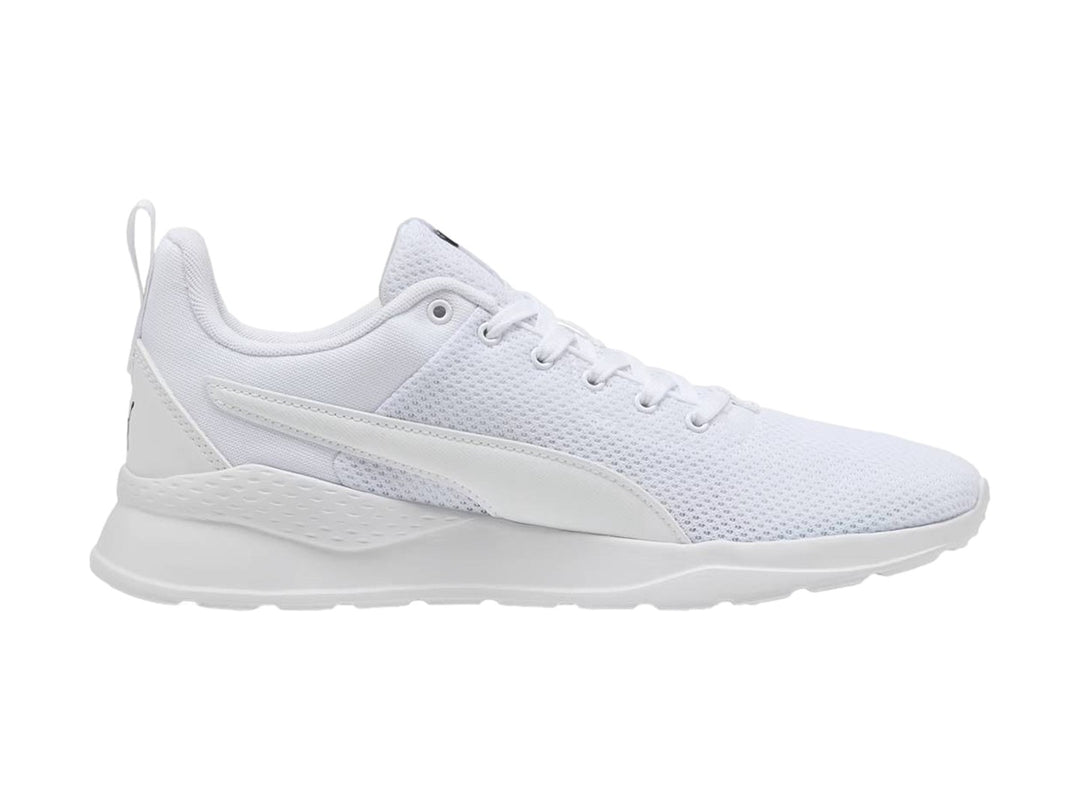 Tenis Puma Anzarun Lite en color blanco total con malla transpirable y suela blanca.