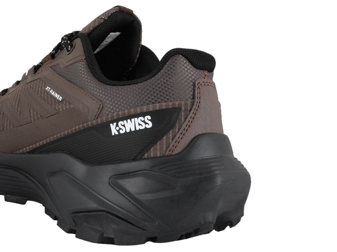 Tenis K-Swiss XR-Reiner en color café y negro con suela robusta para actividades deportivas.