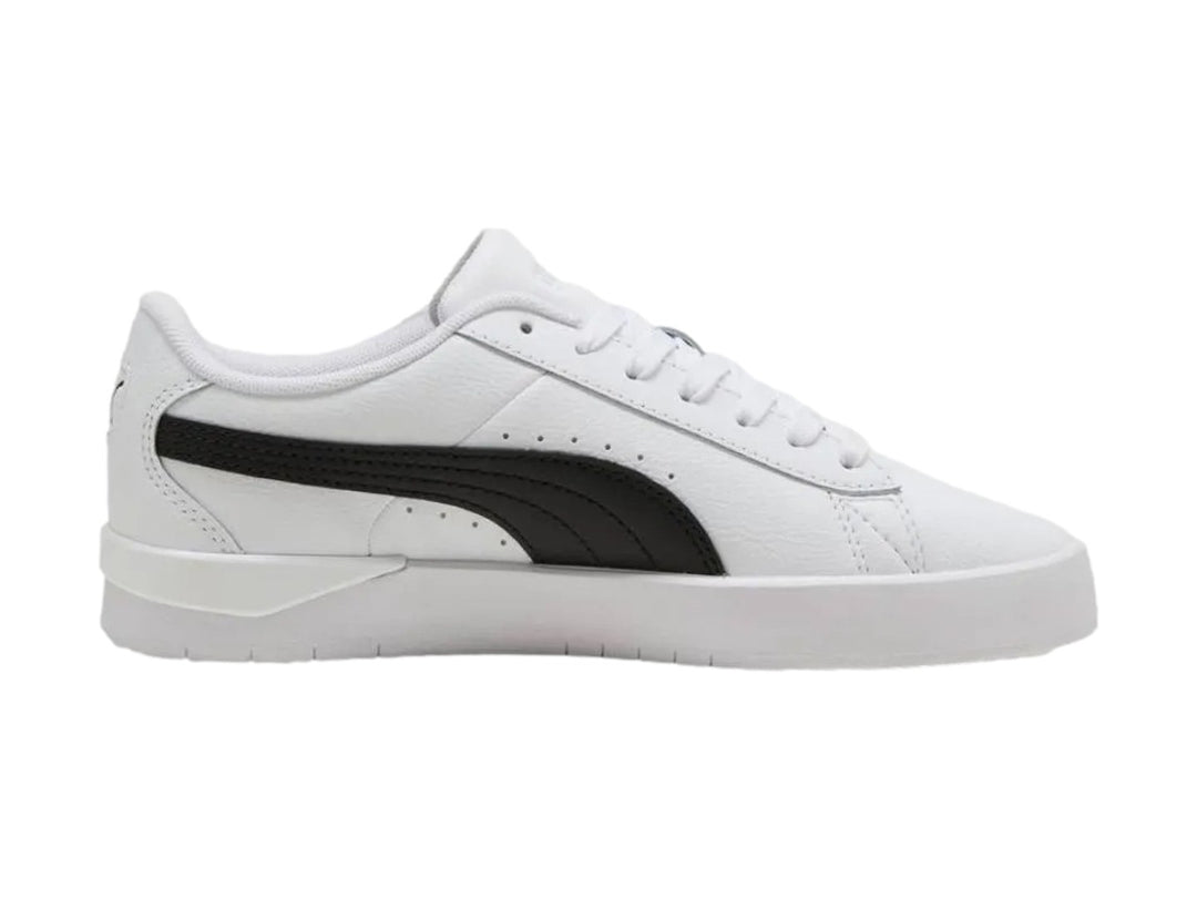 Tenis Puma Jada Classic en color blanco con franja lateral negra y suela blanca.
