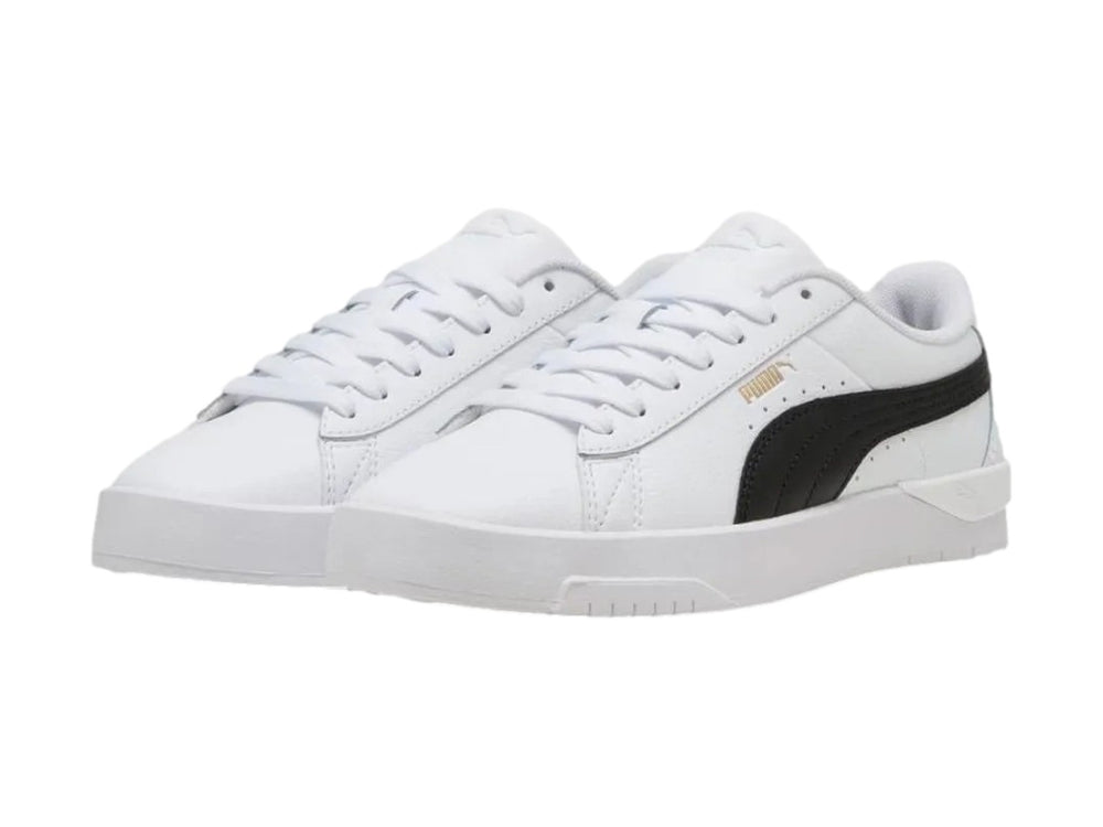 Tenis Puma Jada Classic en color blanco con franja lateral negra y suela blanca.